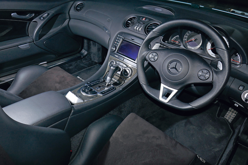 车厢布局与基本版SL65分别不大,但就改换了尺码缩小了的三幅式軚盘。