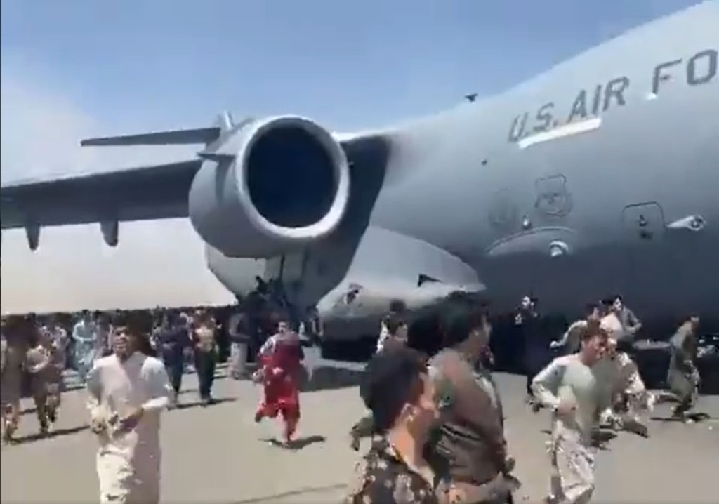 大批民眾打算攀附在一架美軍軍機機身逃亡。網上圖片