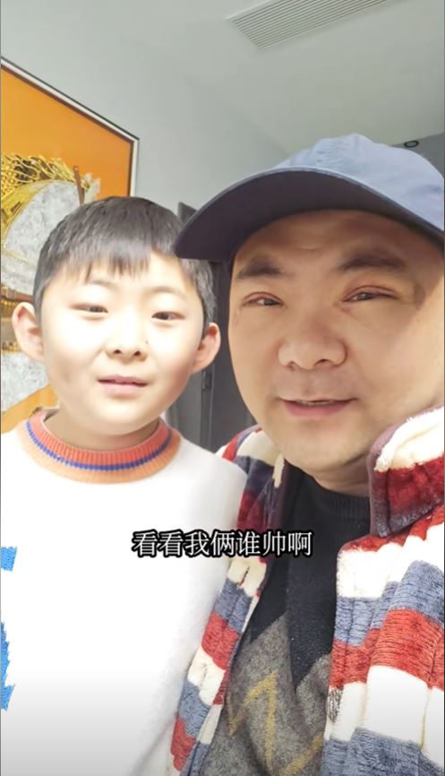 崔磊和弟弟生有一對瞇瞇眼，常被調侃開眼跟閉眼沒分別。抖音