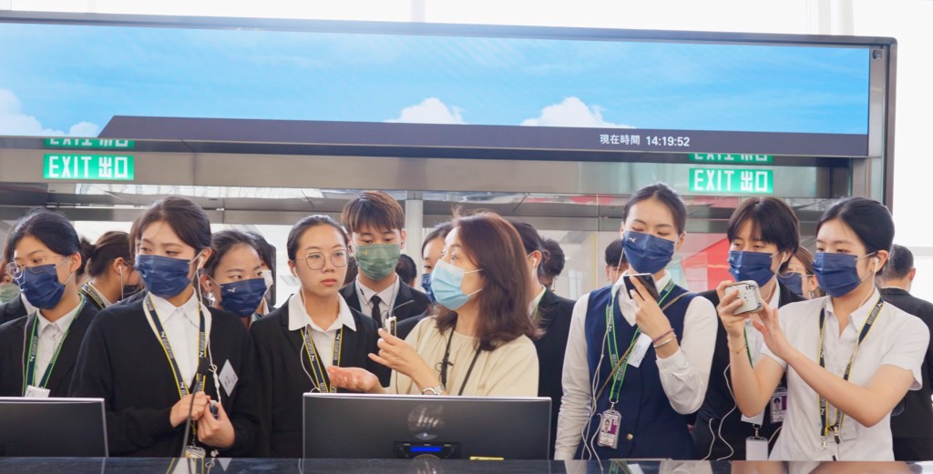 导师会带学员参观香港国际机场的不同岗位。