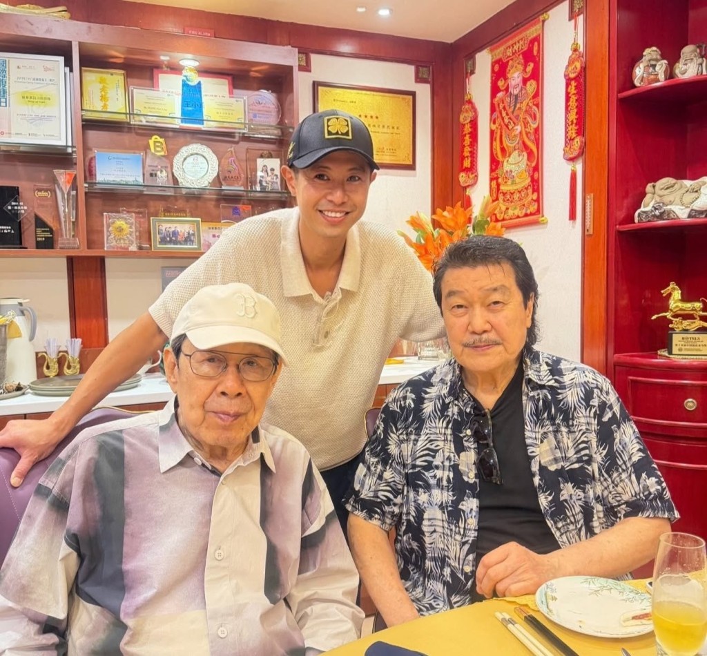 陳曼娜的兒子Allen與胡楓、黃錦燊合照。