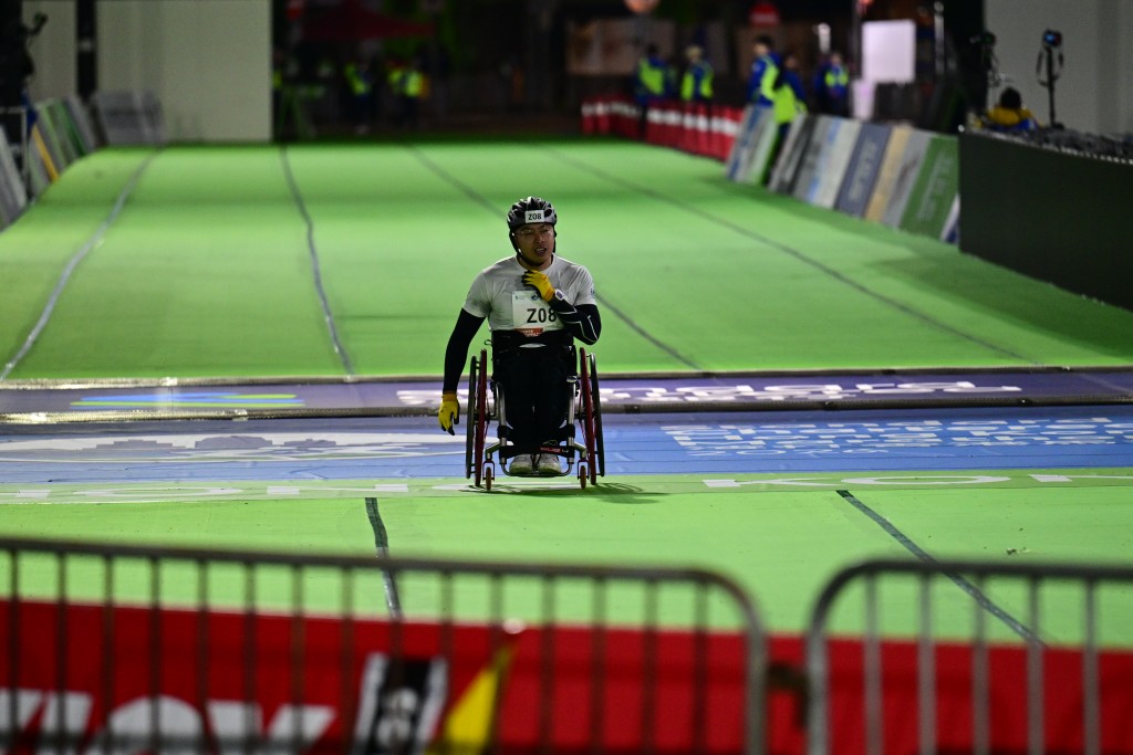 十公里輪椅賽首名參賽者完成賽事。廖偉業攝