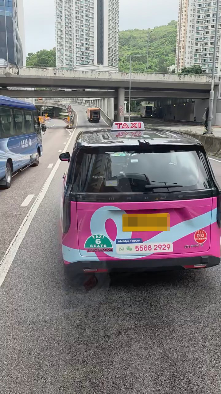 的士司機施施然關上車尾箱,再上車駛離現場。fb「車cam L(香港群組)」文迪片段截圖 的士司機施施然關上車尾箱,再上車駛離現場。fb「車cam L(香港群組)」文迪片段截圖