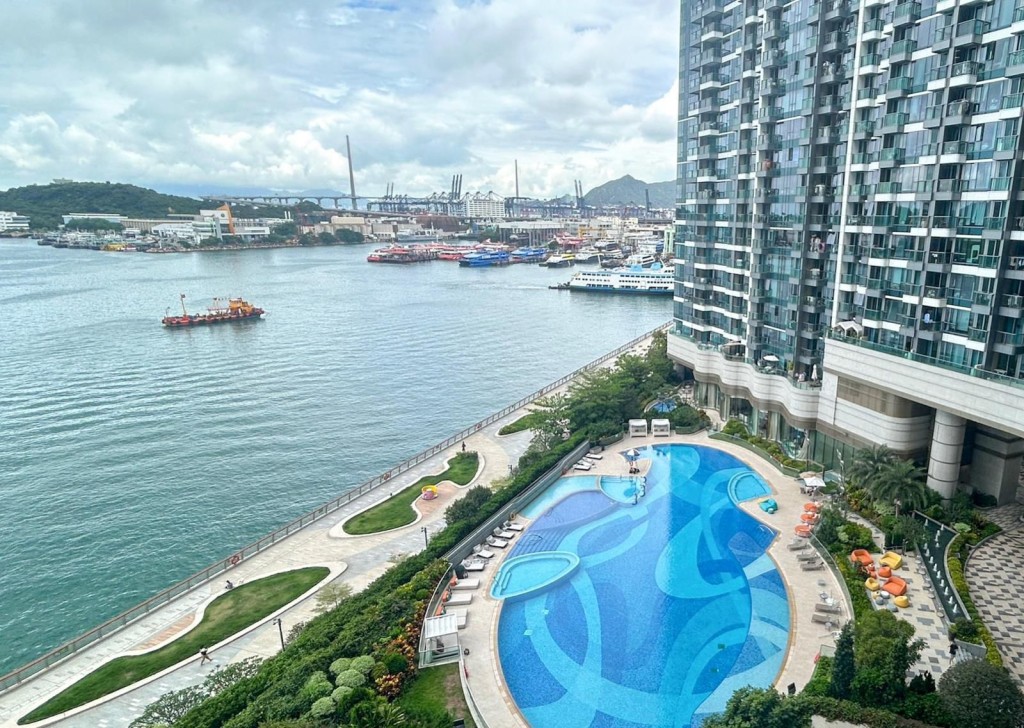 項目設戶外泳池，不少單位均可飽覽昂船洲大橋及西九龍開揚海景。