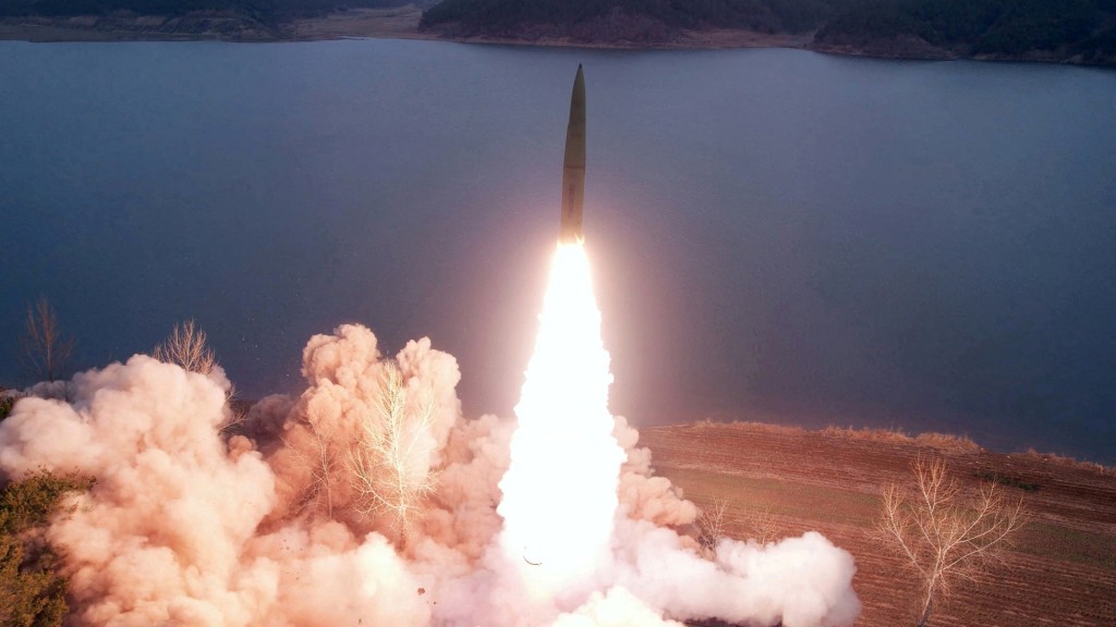朝中社發放的照片顯示北韓軍方利用移動式導彈發射車發射導彈。路透社