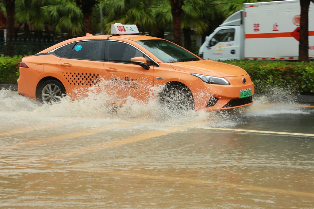 海南三亞出現暴雨部分地區水浸。新華社