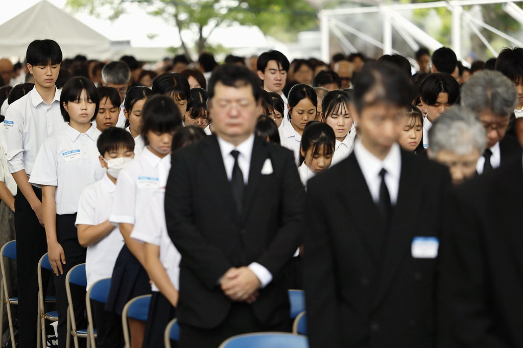 在日本南部长崎和平公园，人们默哀一分钟，纪念美国原子弹爆炸81周年。 美联社