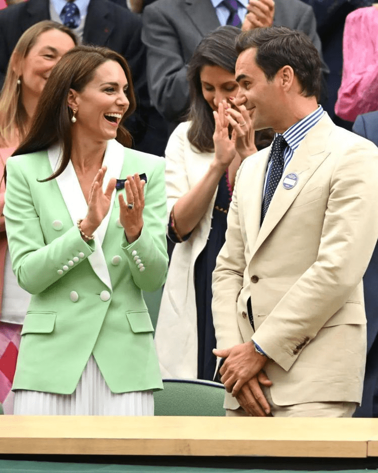 凯特皇妃与费达拿一同观赛时，选穿的是薄荷绿色的西装外套。IG