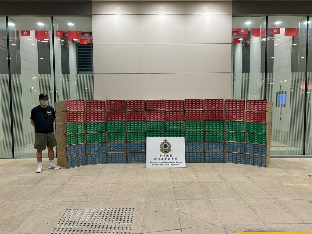 海關檢獲151萬支懷疑私煙,市值約683萬元,應課稅值約500萬元。曾志恒攝 海關檢獲151萬支懷疑私煙,市值約683萬元,應課稅值約500萬元。曾志恒攝