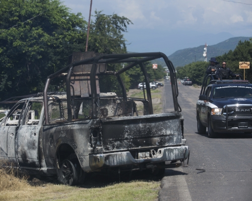 襲擊後被燒焦的屬於米卻肯州警察的警車被燒焦在路邊。AP