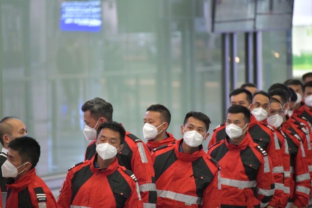 香港救援隊員晚上抵達香港。陳極彰攝