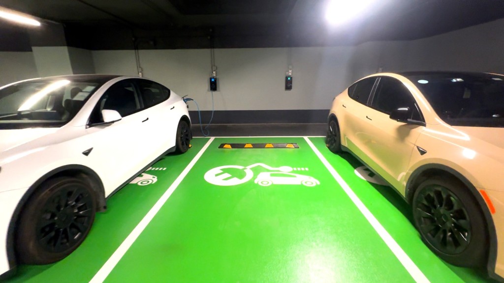港鐵旗下多個商場設置電動車充電設施，鼓勵綠色出行。
