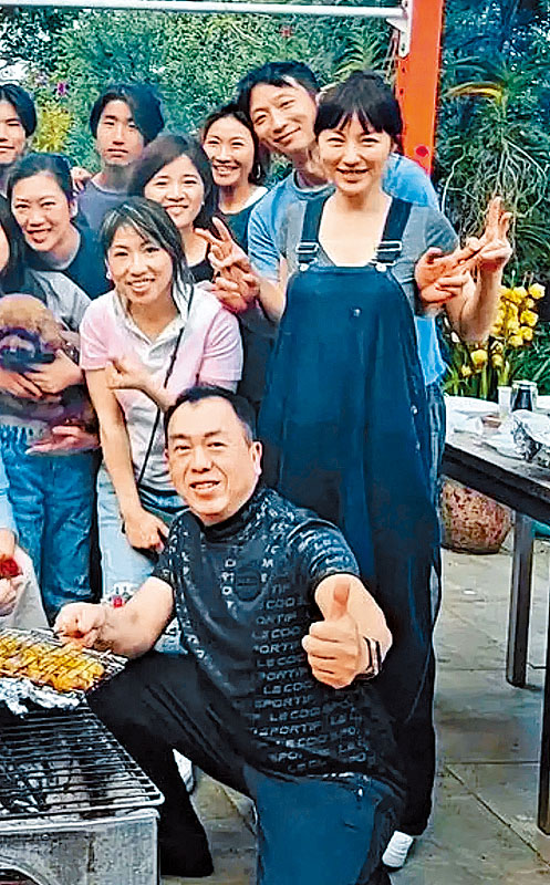 相片中劉心悠略顯孕味,而身後熊抱的男子疑似是其圈外老公。
