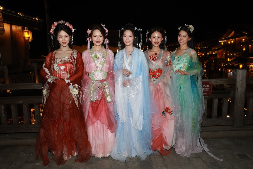 李澄晴（左二）與其他候選佳麗們穿上飄逸的古裝，在夜色下演繹另一種溫婉之美。