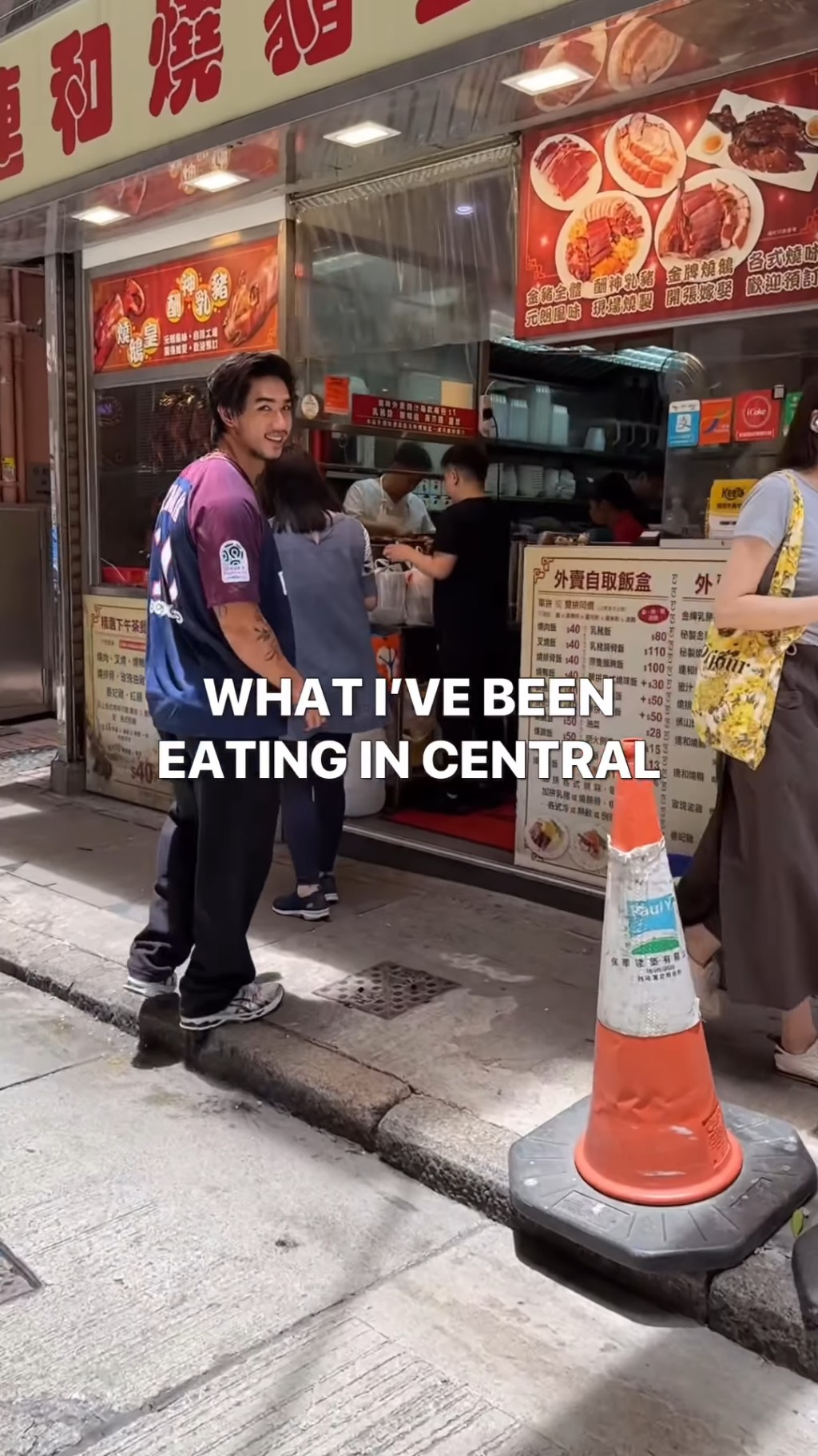 虽然为富家公子，但胡智同生活贴地，午餐去平民店食叉油鸡烧味饭。