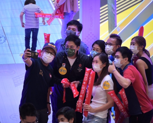 霍啟剛今早到商場與市民一起觀看賽事直播。