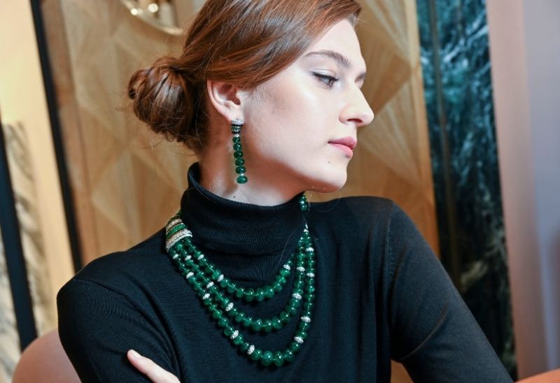 Plastron Emeraudes白金拼铂金项链，镶嵌逾二百颗赞比亚祖母绿圆珠 (共1,071.97卡)，另铺镶祖母绿、缟玛瑙、黑漆和钻石。项链可作多种方式佩戴。Plastron Emeraudes白金拼铂金吊坠耳环，镶嵌十二颗赞比亚祖母绿圆珠 (共67.30卡)，铺镶祖母绿、缟玛瑙和钻石。