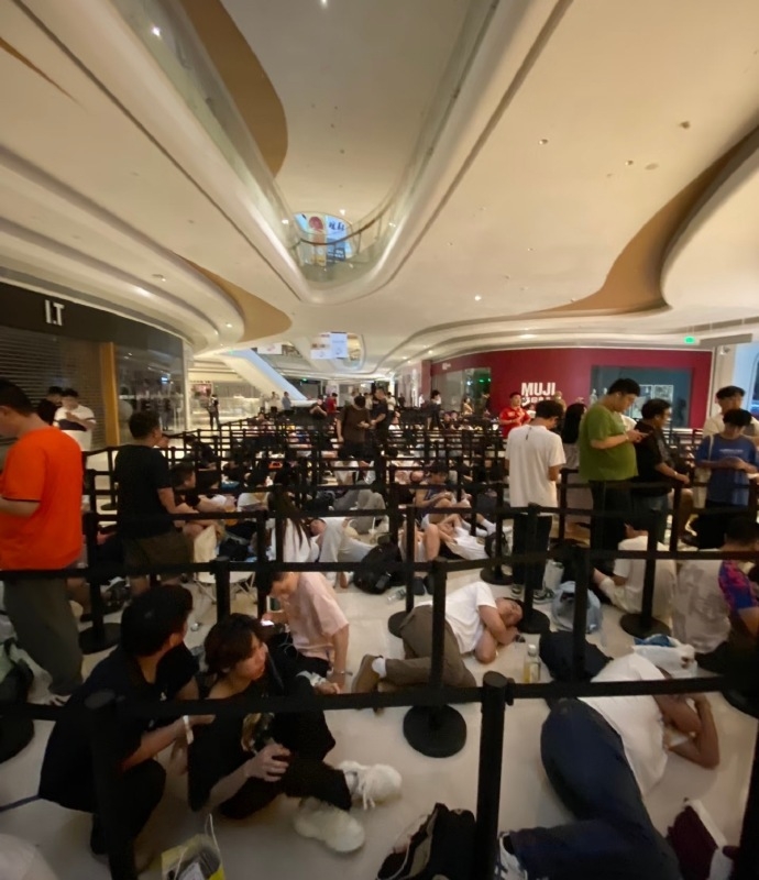 深圳Apple新店開業，逾千人通霄排隊。