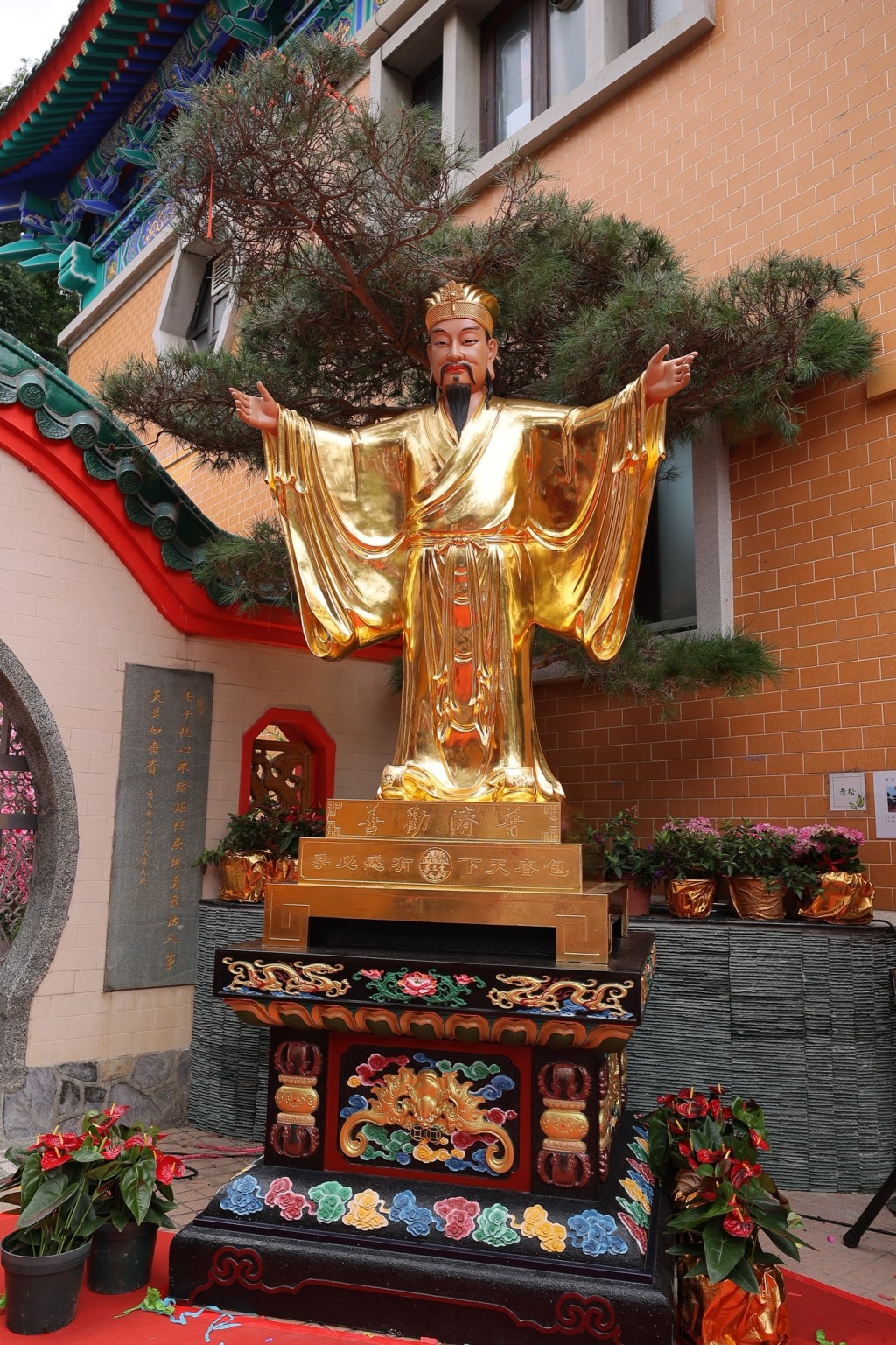 祠内首个黄大仙师金身雕像「大仙包容天下」。黄大仙祠fb