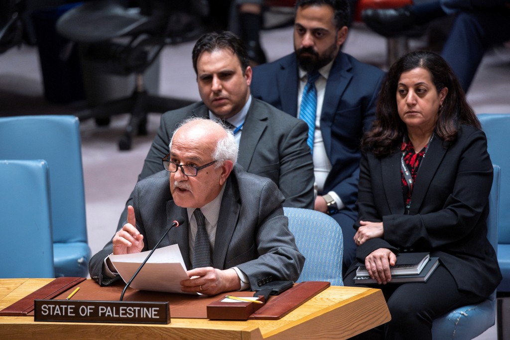 巴勒斯坦驻联合国大使曼苏尔在投票后情绪相当激动，指不会动摇巴勒斯坦建国意志。路透社
