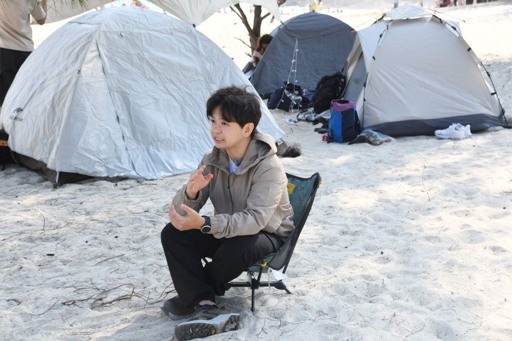 YouTube頻道《全職路人》的Desmond表示，食物散落一地，勢惹野豬覓食。