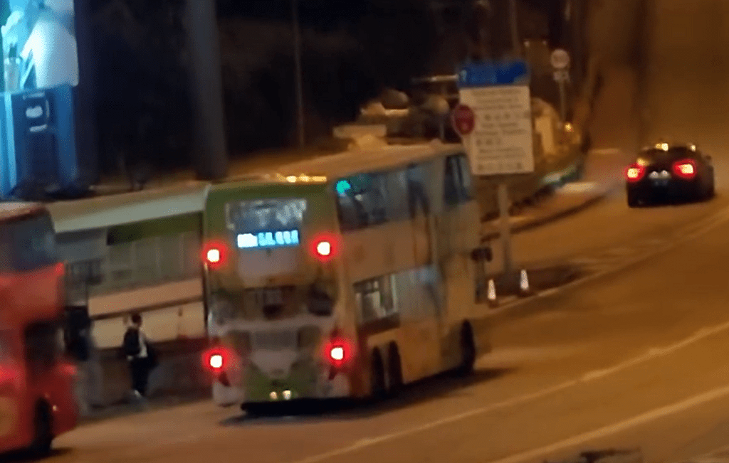巴士打橫駛返巴士站。fb： 車cam L（香港群組）