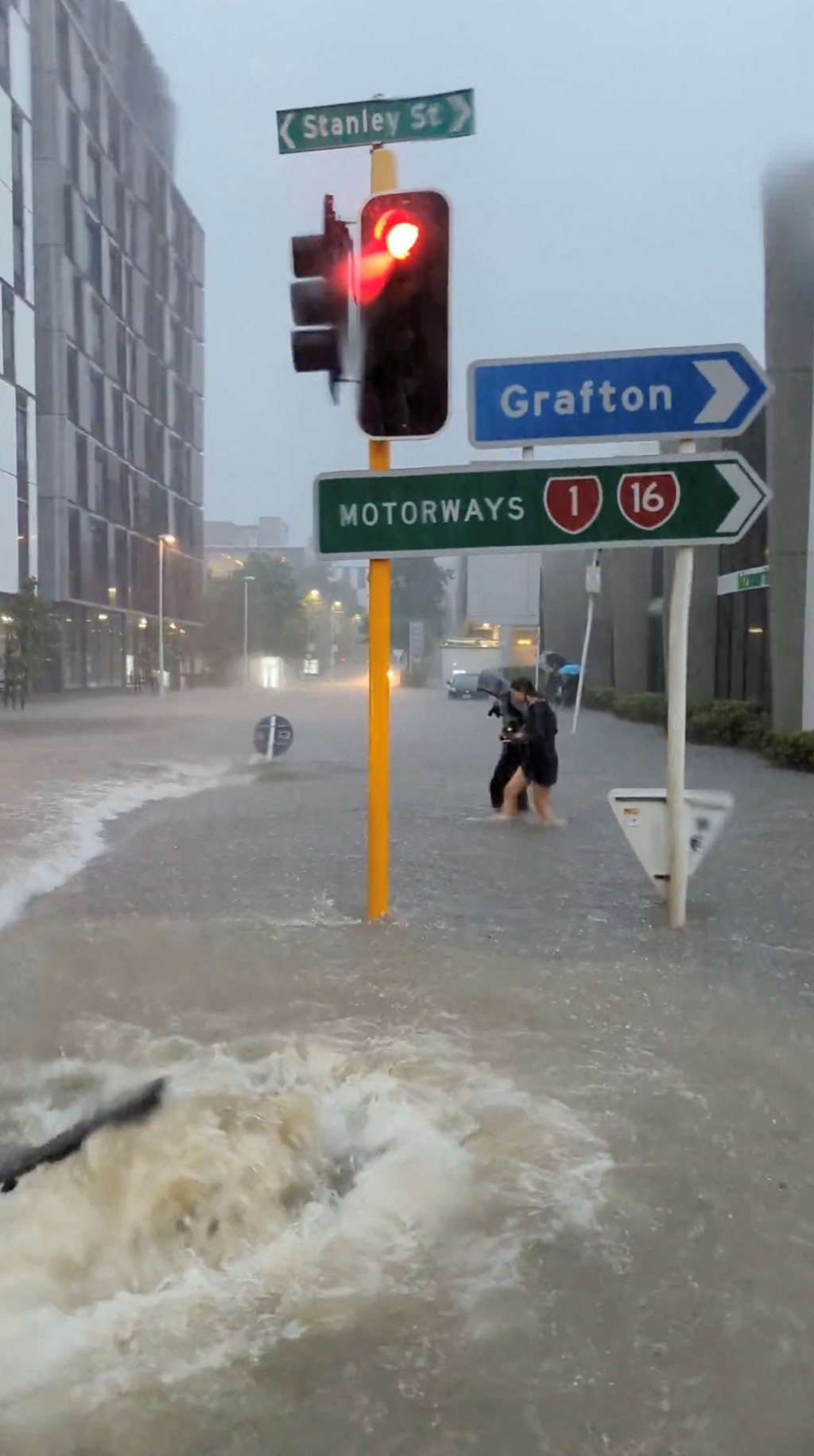 奥克兰多处街道水浸。路透社