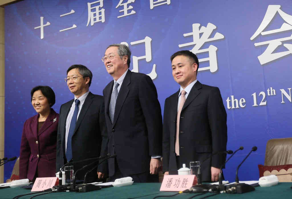 2012年6月，潘功勝（右一）履新人行副行長，完成了從商業銀行副行長到央行副行長的跨越。