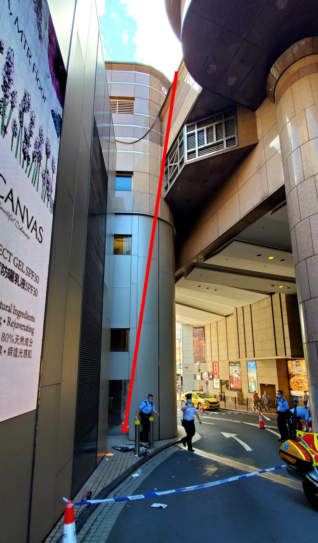 據了解,男子平台跳下。