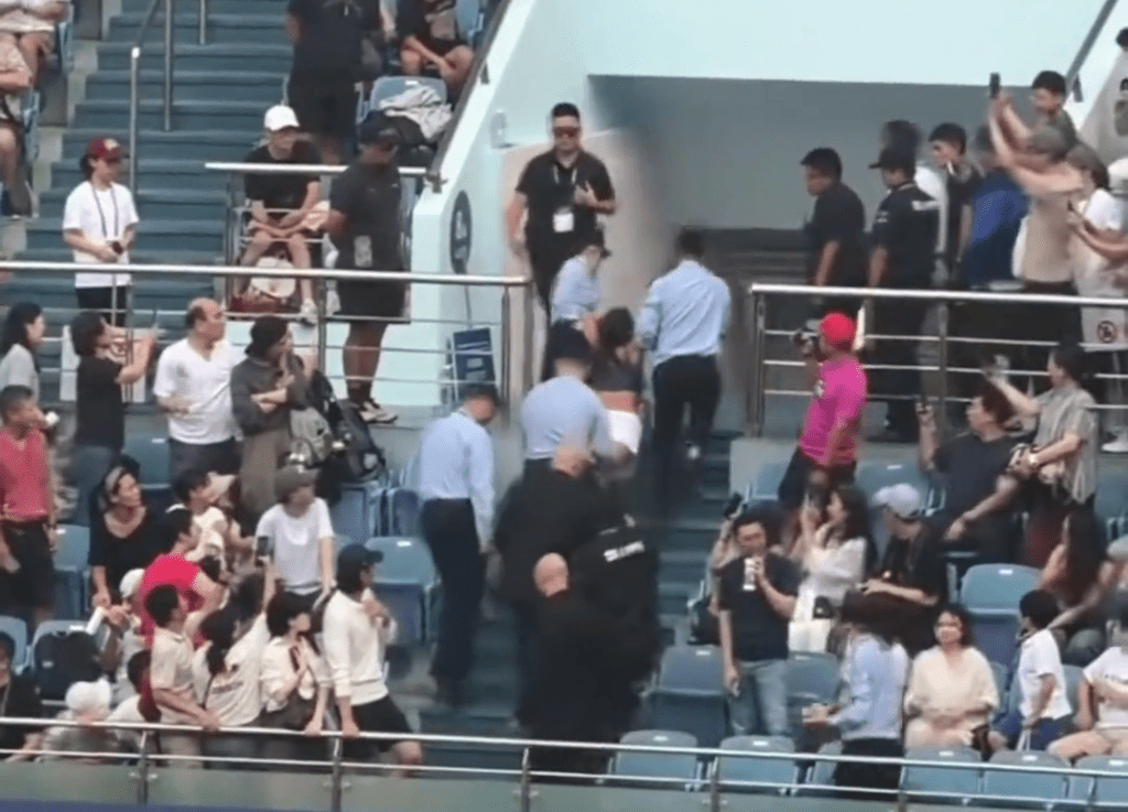 被保安抬離看台。
