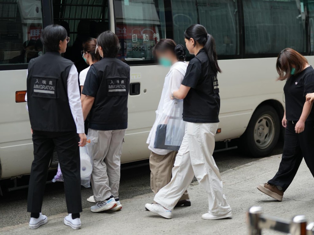 入境處拘捕12人，包括9名黑工。