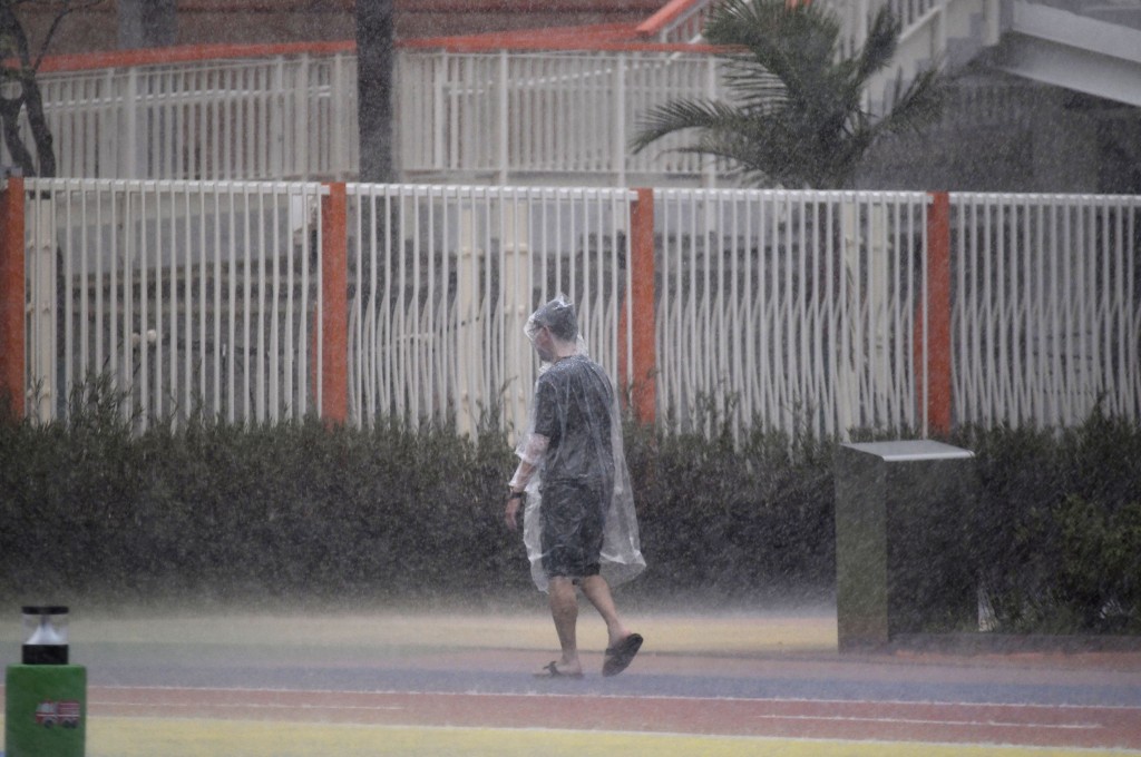 本港今日稍後將有幾陣驟雨,明日(21日)雨勢漸轉頻密。資料圖片 本港今日稍後將有幾陣驟雨,明日(21日)雨勢漸轉頻密。資料圖片