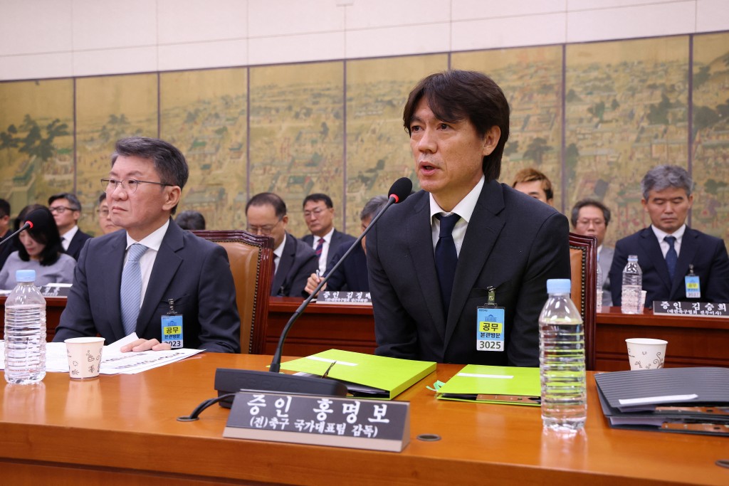 一直有傳前國家隊教練洪明甫沒經正式面試和通報程序獲足總內定任命，警方日前傳召洪明甫協助調查。路透社