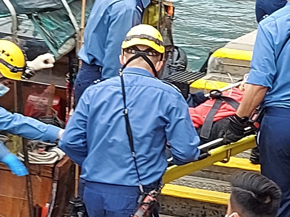 一名男子於鴨脷洲橋上跳海,獲舢舨船家救起。讀者梁先生提供