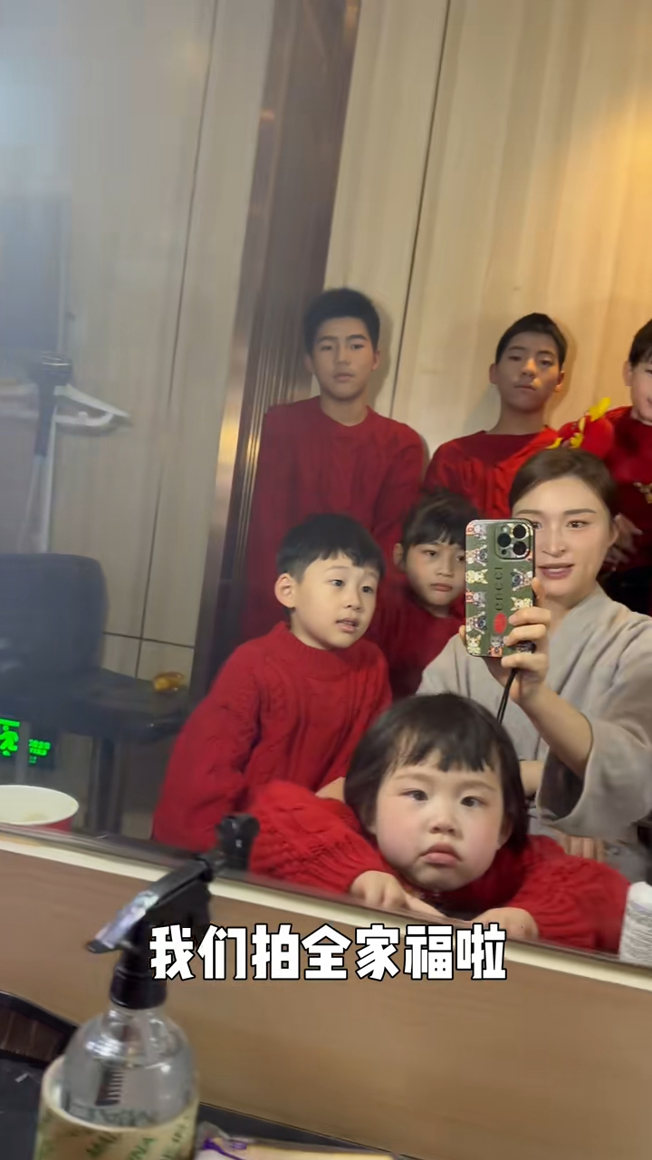 日前赵万龙一家11口亦应节，换上红衣找专业摄影师拍摄全家福。
