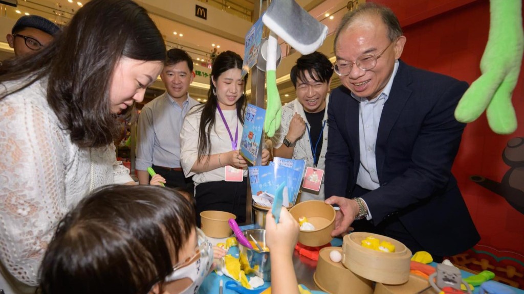 曾國衞與現場的小朋友一齊參與製作小手工,又考考他們有關《憲法》、《基本法》及立法會選舉的知識! 曾國衞與現場的小朋友一齊參與製作小手工,又考考他們有關《憲法》、《基本法》及立法會選舉的知識!