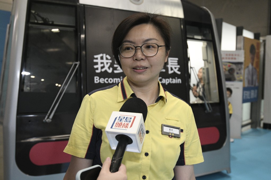 港鐵車長鄧小姐第一次帶兒子來展覽,她形容展覽「好好玩、好開心」。 港鐵車長鄧小姐第一次帶兒子來展覽,她形容展覽「好好玩、好開心」。