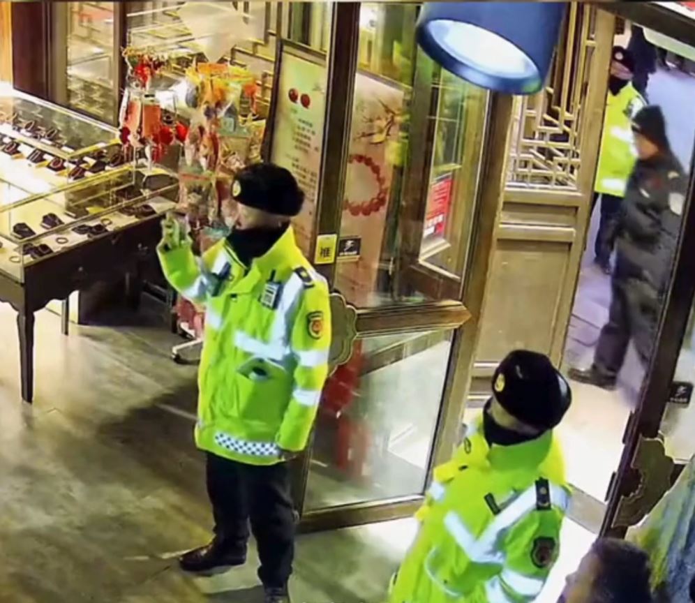 山西大同古城商店未通宵亮灯，遭执法人员强行撬门入店开灯（视频/组图） - 4
