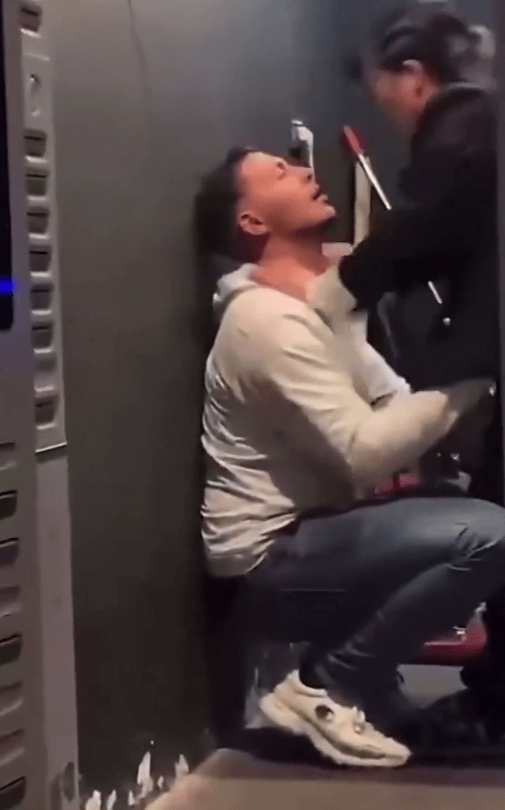 醉酒洋漢在內地酒吧內雙手強抱清潔阿姨。 醉酒洋漢在內地酒吧內雙手強抱清潔阿姨。