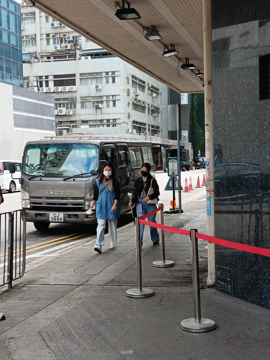 巿民前來悼念。