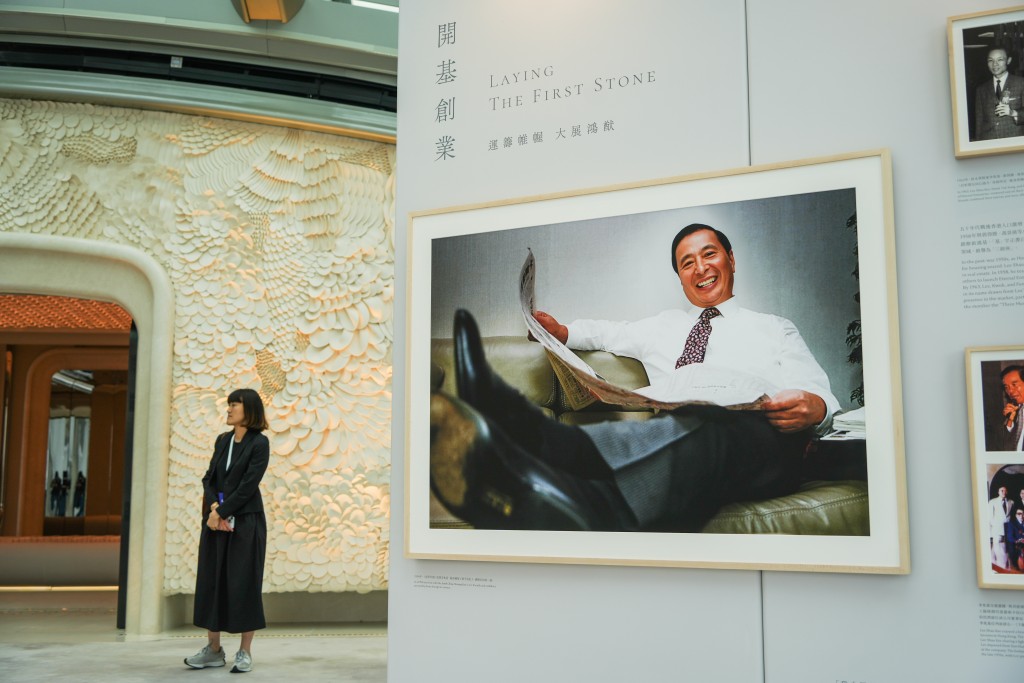 第二章「開基創業」講述1958年李兆基看準地產行業的潛力，和拍檔創立永業企業公司。吳艷玲攝