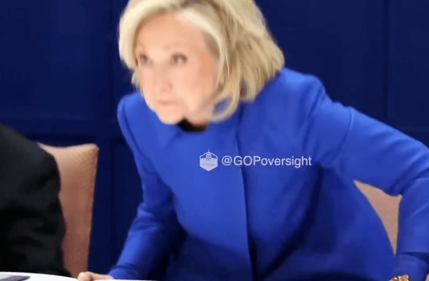 隨後希拉里更憤然拍桌,一度離開作證席位以示抗議。 隨後希拉里更憤然拍桌,一度離開作證席位以示抗議。