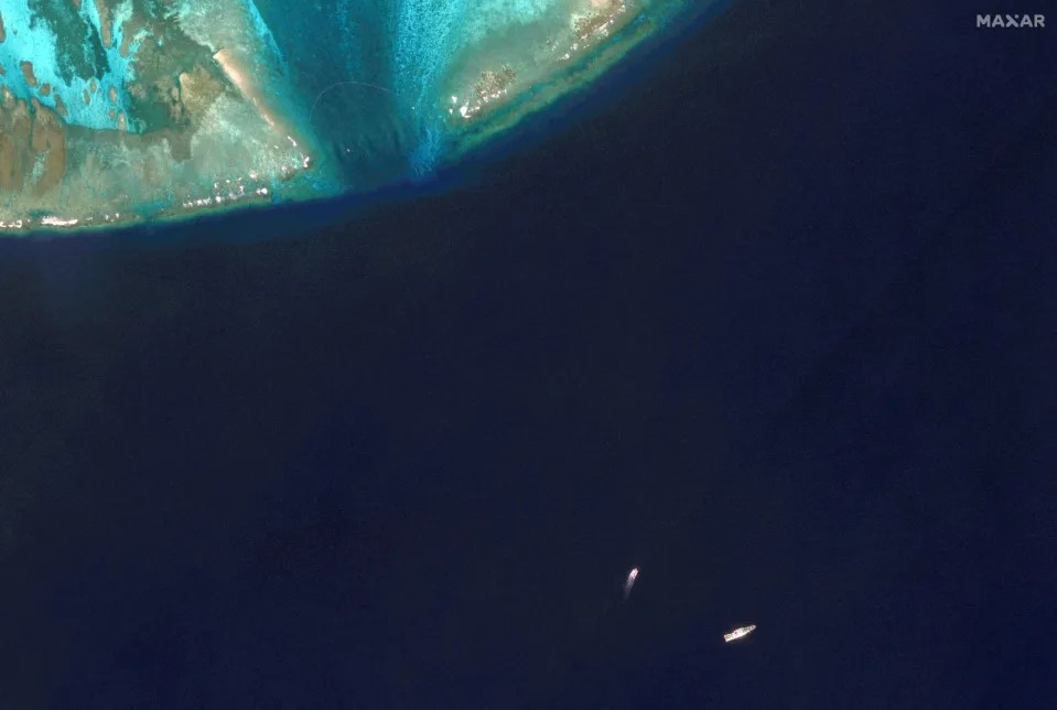 根據2月22日衛星照，可見黃岩島入口有一艘中國海警船和一艘菲律賓船隻。