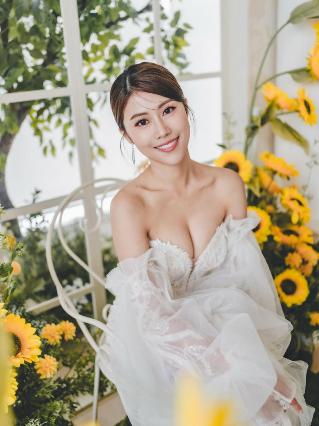 鍾翠詩的婚紗以深V設計，大晒好身材。