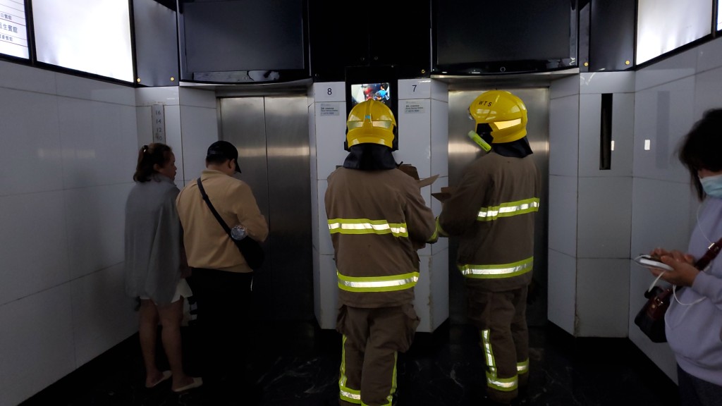 重慶大廈受火警波及，有住客慌忙逃生。