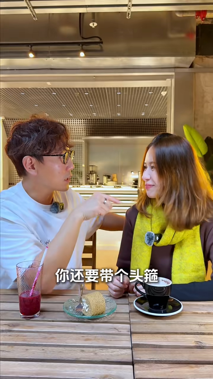 應毅烽曾在影片中狂鬧鄺文珣在家中的衣著打扮。 應毅烽曾在影片中狂鬧鄺文珣在家中的衣著打扮。