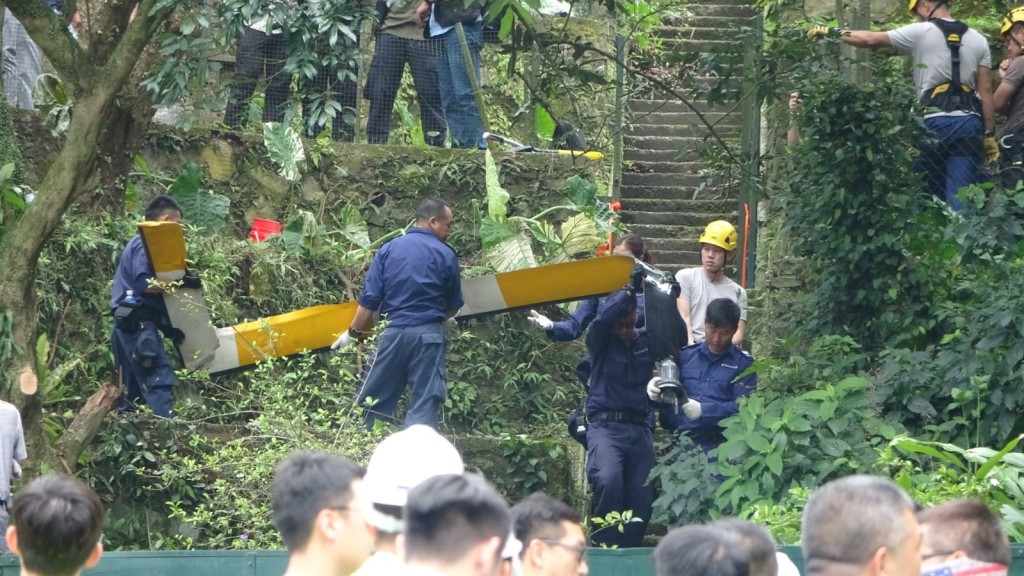 警方等人員開始移走部份碎件。 楊偉亨攝