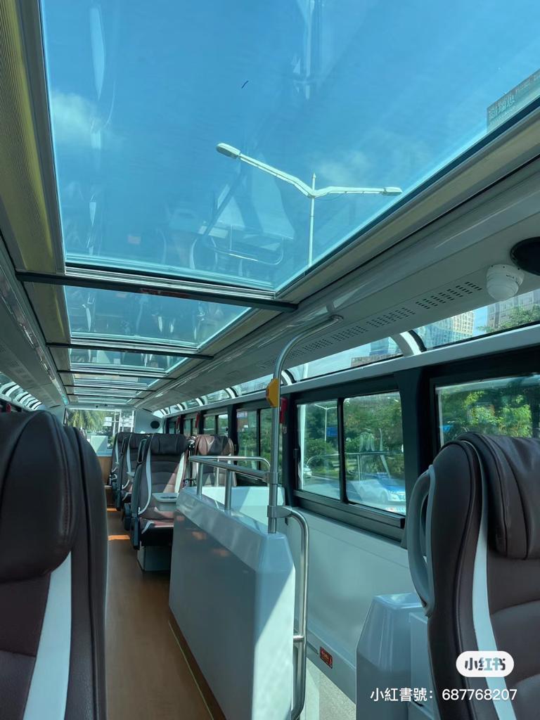 巴士上层采用360度全景天窗设计，视觉开扬广阔。
