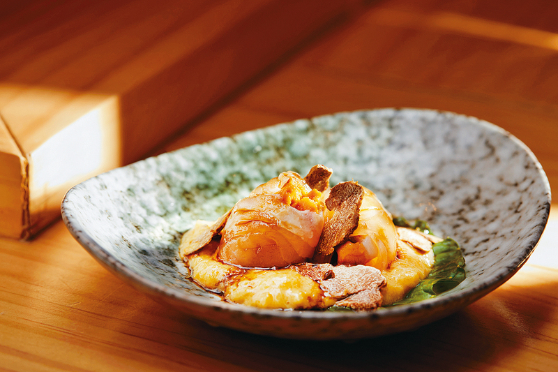 比目鱼马粪海胆卷
将比目鱼卷以马粪海胆，加蟹味噌丶白松露及意大利果醋做点缀，味道丰富有层次。