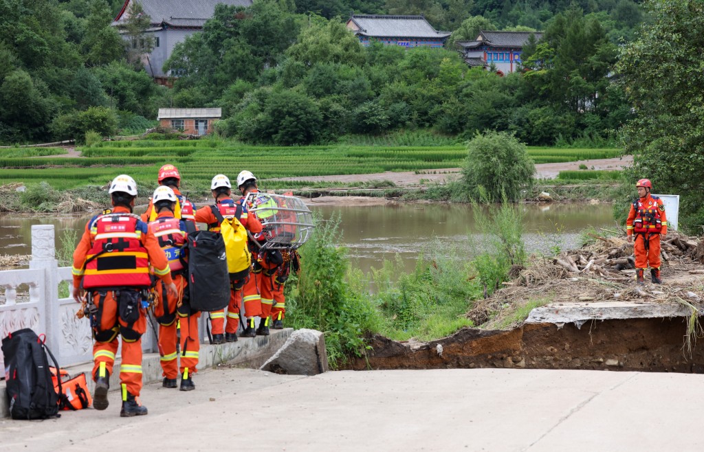 8月6日，吉林市消防救援支队队员利用绳桥解救受困村民。新华社